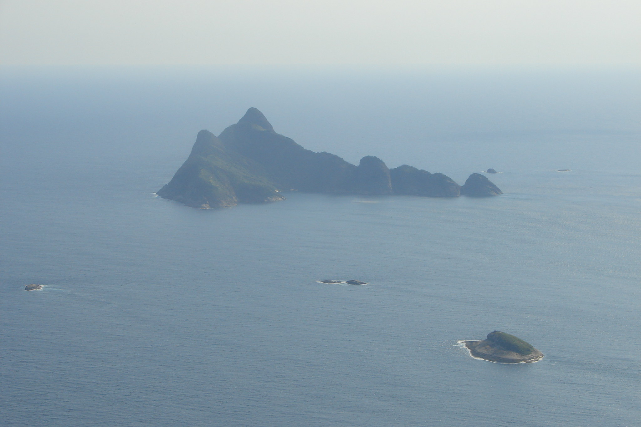 vista de longe do arquipélago de alcatrazes