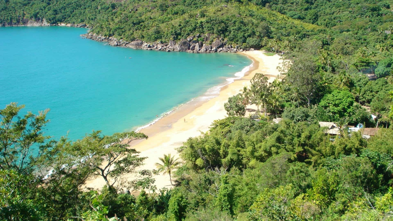 Há várias praias lindissimas ao norte de Ilhabela, como a do Jabaquara.