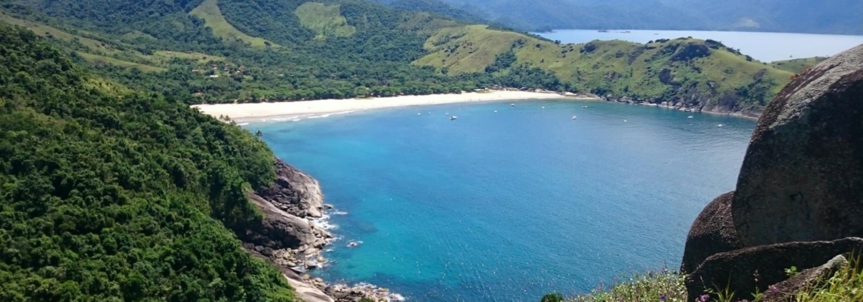 vista de cima da praia do bonete ilhabela